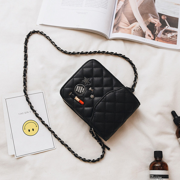 Μεγάλη τσάντα με γεμισμένη λαβή πάνω από τον ώμο σε δύο χρώματα