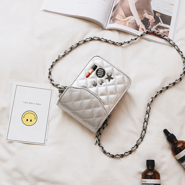 Μεγάλη τσάντα με γεμισμένη λαβή πάνω από τον ώμο σε δύο χρώματα