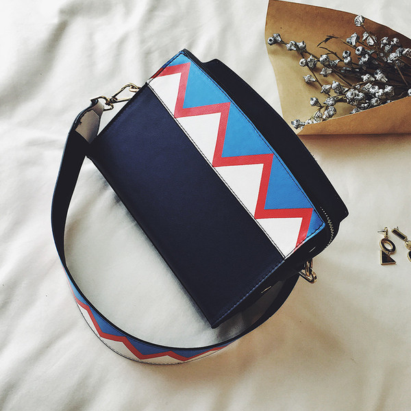 Μια μεγάλη τσάντα σε τρία χρώματα φοριούνται στην καθημερινή ζωή