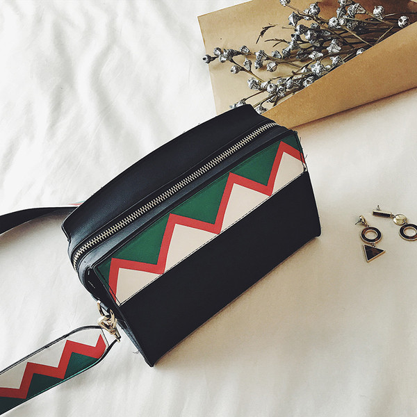 Μια μεγάλη τσάντα σε τρία χρώματα φοριούνται στην καθημερινή ζωή