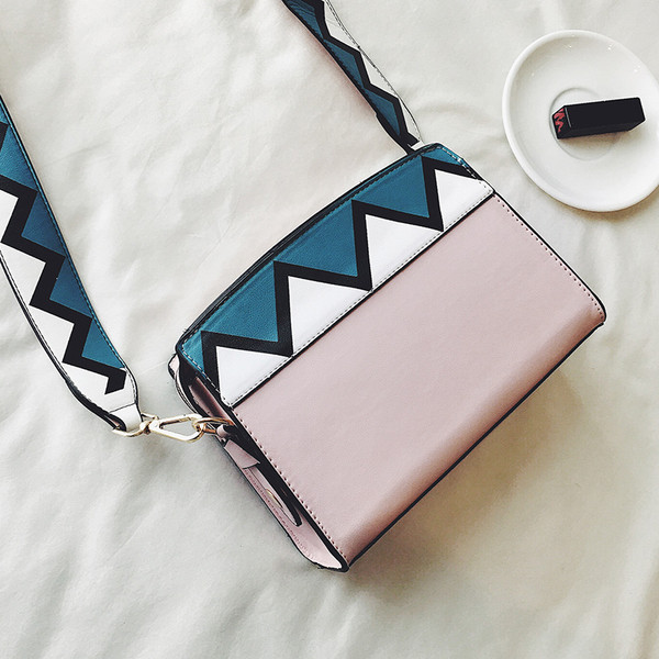 Μια μεγάλη τσάντα σε τρία χρώματα φοριούνται στην καθημερινή ζωή