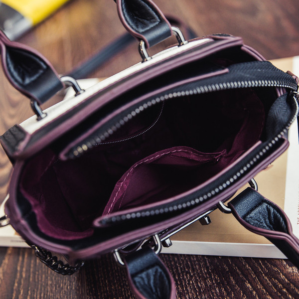 Стилна шарена малка чантичка подходяща да се носи както в ръка така и с дълга дръжка през рамо