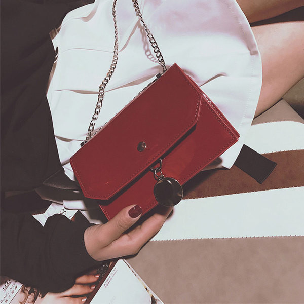 Много модерна вечерна дамска лачена чанта в четири цвята с дълга дръжка през рамо