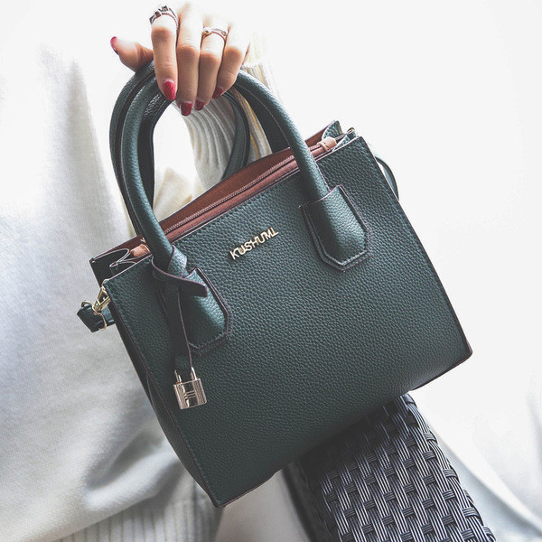 Κομψή τσάντα κατάλληλη για τη μεταφορά στο χέρι και τον ώμο