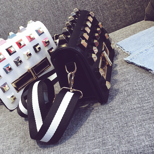 Много красива чанта с бодли в три цвята и златиста закопчалка