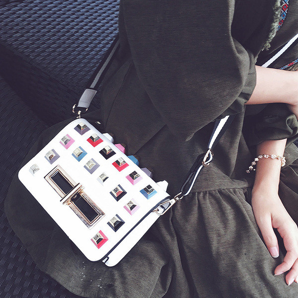 Много красива чанта с бодли в три цвята и златиста закопчалка