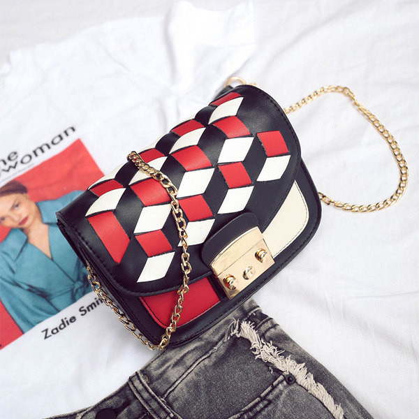 Δερμάτινη τσάντα με λαβή πάνω από τον ώμο σε δύο χρώματα με χρυσό κούμπωμα