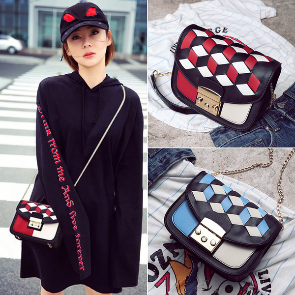 Δερμάτινη τσάντα με λαβή πάνω από τον ώμο σε δύο χρώματα με χρυσό κούμπωμα