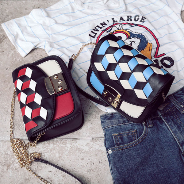 Δερμάτινη τσάντα με λαβή πάνω από τον ώμο σε δύο χρώματα με χρυσό κούμπωμα