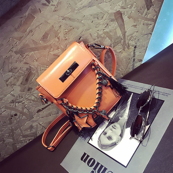 Δερμάτινη τσάντα με αλυσίδα και τα αστέρια και μακριά λαβή