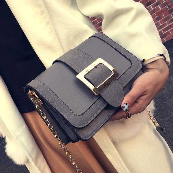 Μεγάλη βράδυ κυρίες τσάντα με χρυσό κούμπωμα και μακριά λαβή