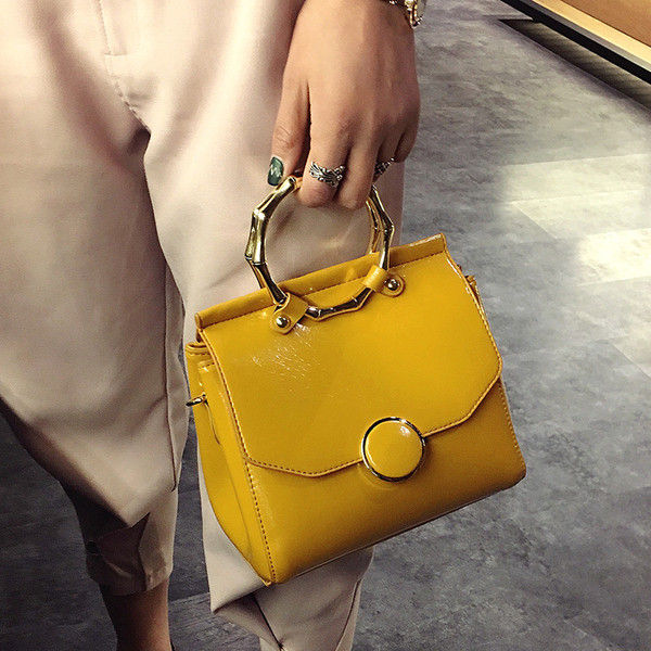 Стилна кожена ръчна дамска чанта в пет различни цвята