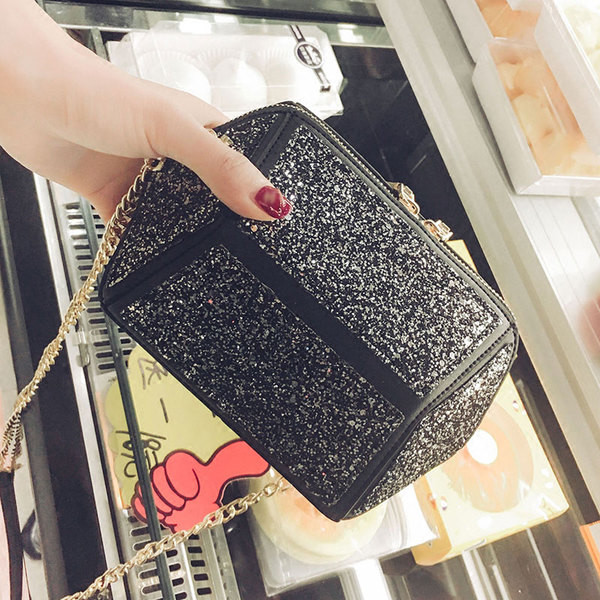 Μίνι χαρτοφύλακα κοπέλα με πούλιες και ένα μακρύ χερούλι