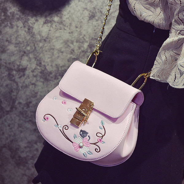 Κεντημένα τσάντα με λαβή πάνω από τον ώμο σε τρία διαφορετικά χρώματα