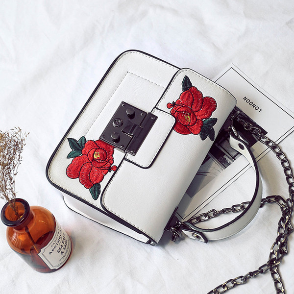 Κεντημένη γυναικείατσάντα  με τριαντάφυλλα κεντήματα και μακρύ λουράκι ώμου