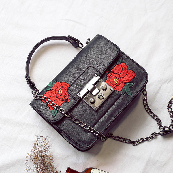 Κεντημένη γυναικείατσάντα  με τριαντάφυλλα κεντήματα και μακρύ λουράκι ώμου