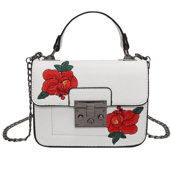 Κεντημένη γυναικείατσάντα  με τριαντάφυλλα κεντήματα και μακρύ λουράκι ώμου