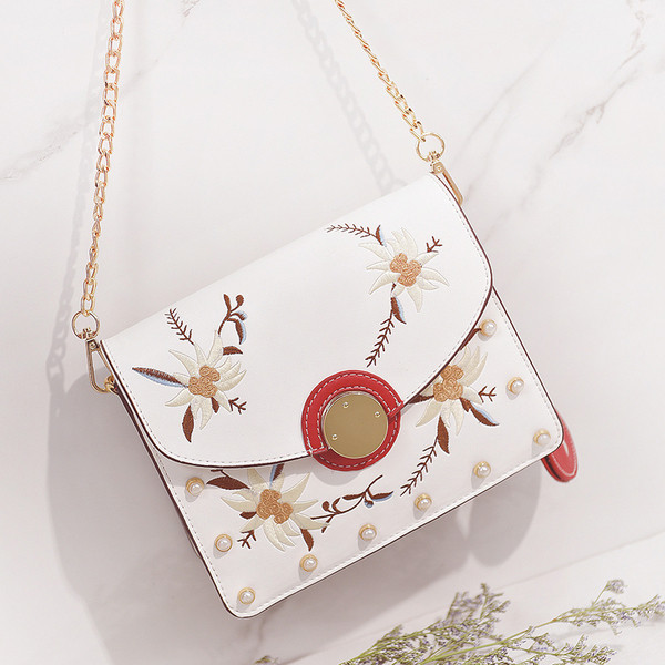 Μια μεγάλη τσάντα με χάντρες και κεντήματα των λουλουδιών με μακριά λαβή ώμου