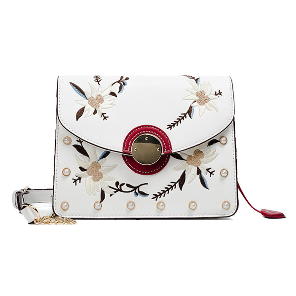 Μια μεγάλη τσάντα με χάντρες και κεντήματα των λουλουδιών με μακριά λαβή ώμου