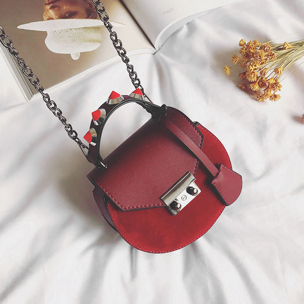 Όμορφη κυρία μικρή τσάντα με ιμάντα ώμου πάνω από τον ώμο του