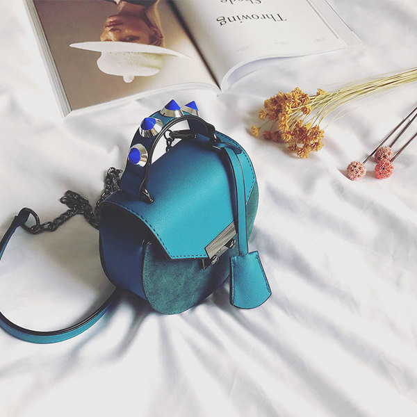 Όμορφη κυρία μικρή τσάντα με ιμάντα ώμου πάνω από τον ώμο του