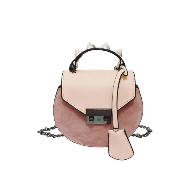 Όμορφη κυρία μικρή τσάντα με ιμάντα ώμου πάνω από τον ώμο του