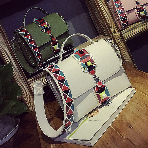 Стилна дамска кожена чанта с шарени нишки и дълга шарена дръжка