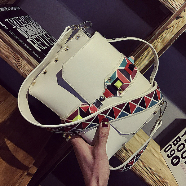 Стилна дамска кожена чанта с шарени нишки и дълга шарена дръжка