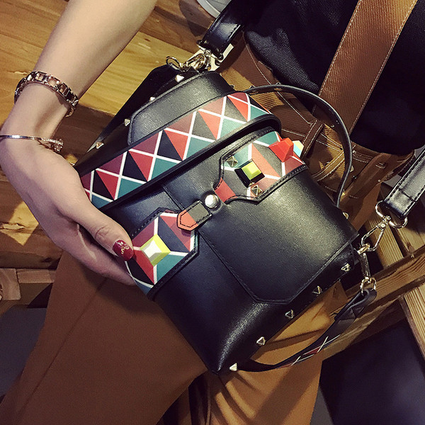 Стилна дамска кожена чанта с шарени нишки и дълга шарена дръжка