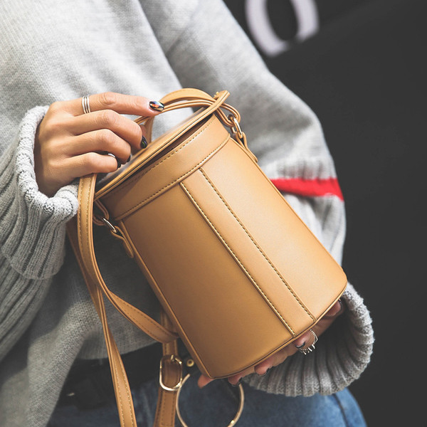 Ένα μεγάλο είδος τσάντα του κουβά με μακριά λαβή σε διάφορα χρώματα