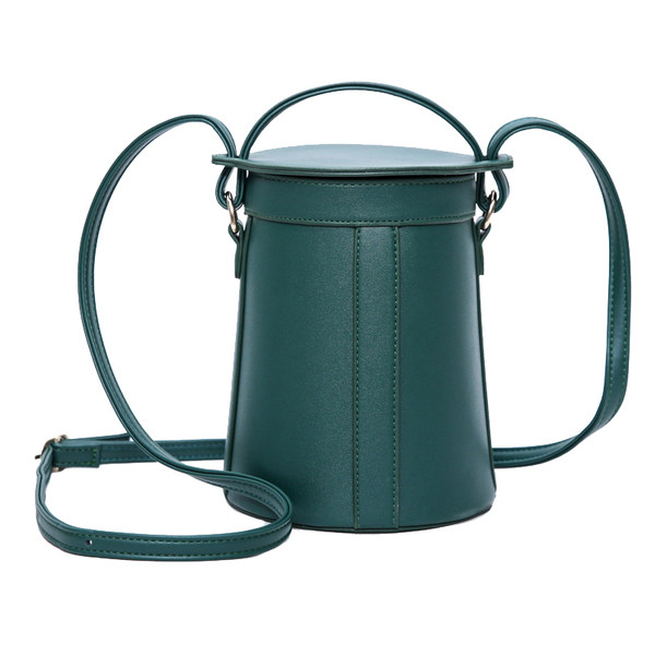 Ένα μεγάλο είδος τσάντα του κουβά με μακριά λαβή σε διάφορα χρώματα