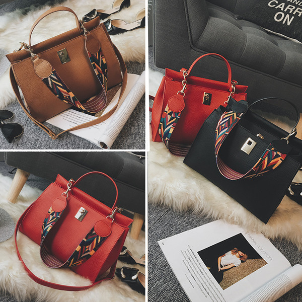 Κομψή γυναικεία τσάντα με μακρύ χερούλι πάνω από τον ώμο