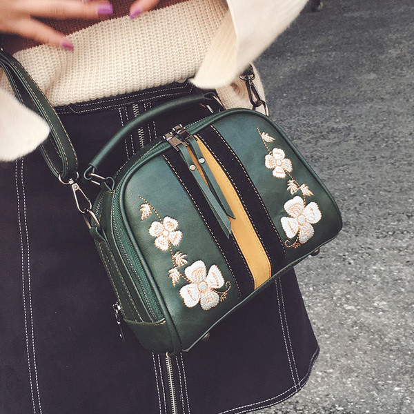 Γυναικεία δερμάτινη τσάντα με κεντήματα λουλουδιών και μακρύ λουράκι ώμου