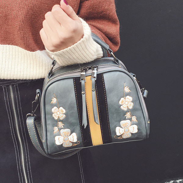 Γυναικεία δερμάτινη τσάντα με κεντήματα λουλουδιών και μακρύ λουράκι ώμου