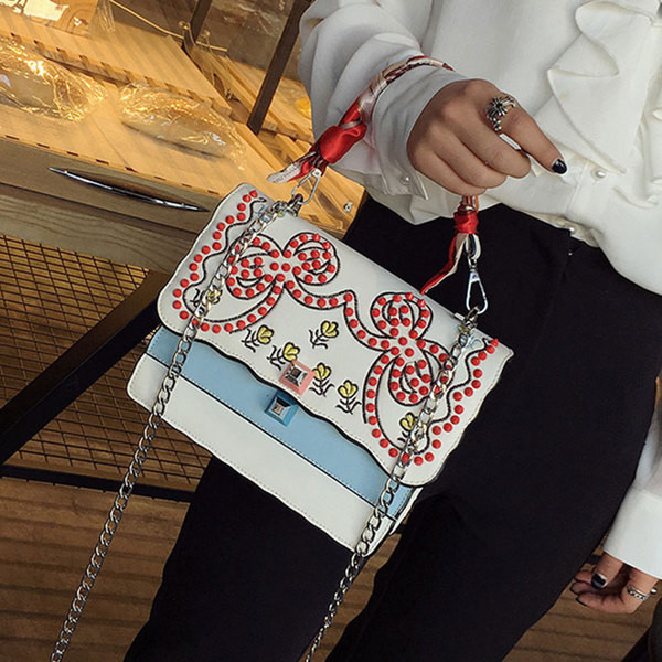 Μοναδική τσάντα με ιμάντα ώμου πάνω από τον ώμο και χάντρες του