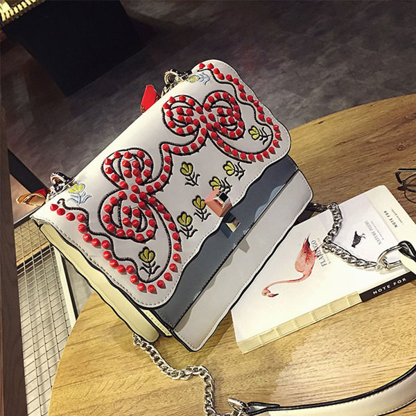 Μοναδική τσάντα με ιμάντα ώμου πάνω από τον ώμο και χάντρες του