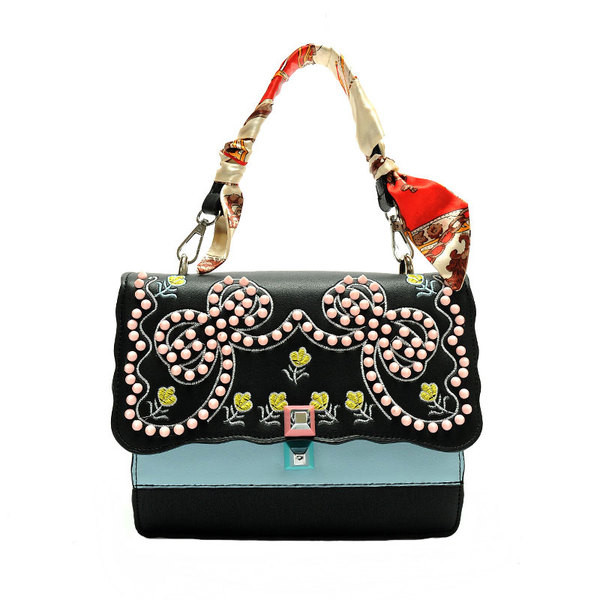 Μοναδική τσάντα με ιμάντα ώμου πάνω από τον ώμο και χάντρες του