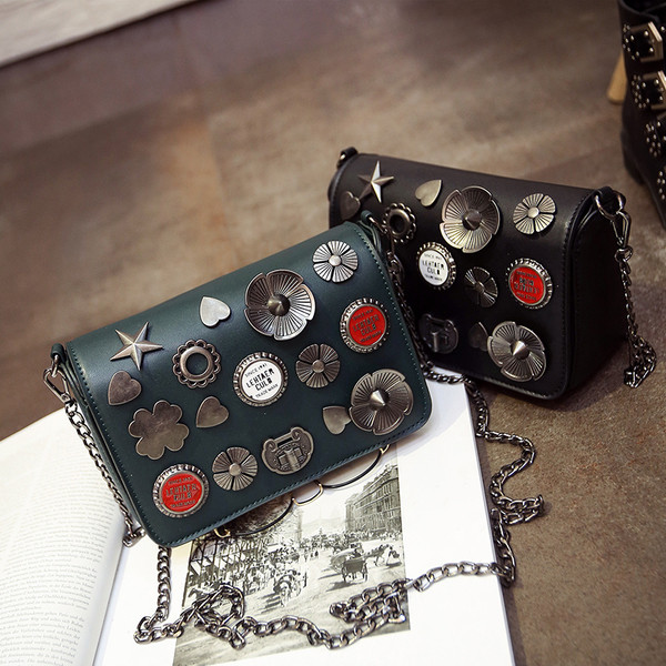 Дамска чанта с дълга верижка за през рамо и сребристи орнаменти