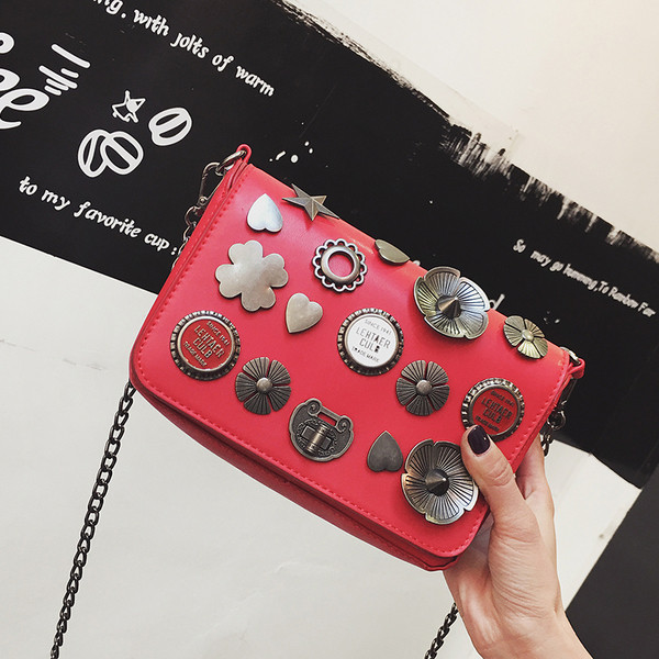 Дамска чанта с дълга верижка за през рамо и сребристи орнаменти