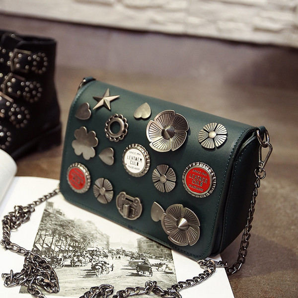 Дамска чанта с дълга верижка за през рамо и сребристи орнаменти