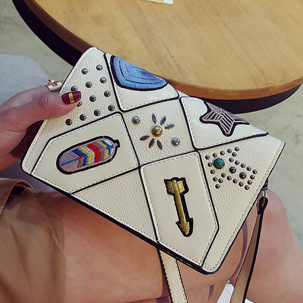 Πρακτική τσάντα με μακριές λαβές και κεντήματα σε διάφορα χρώματα