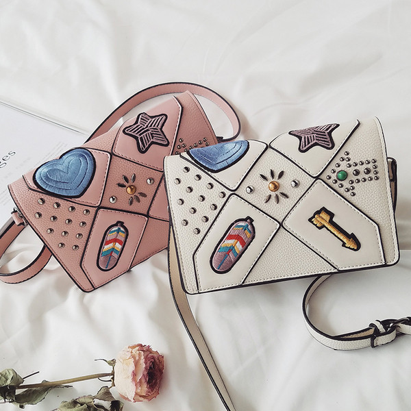 Πρακτική τσάντα με μακριές λαβές και κεντήματα σε διάφορα χρώματα