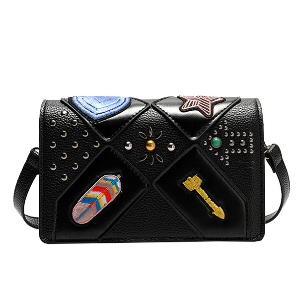 Πρακτική τσάντα με μακριές λαβές και κεντήματα σε διάφορα χρώματα