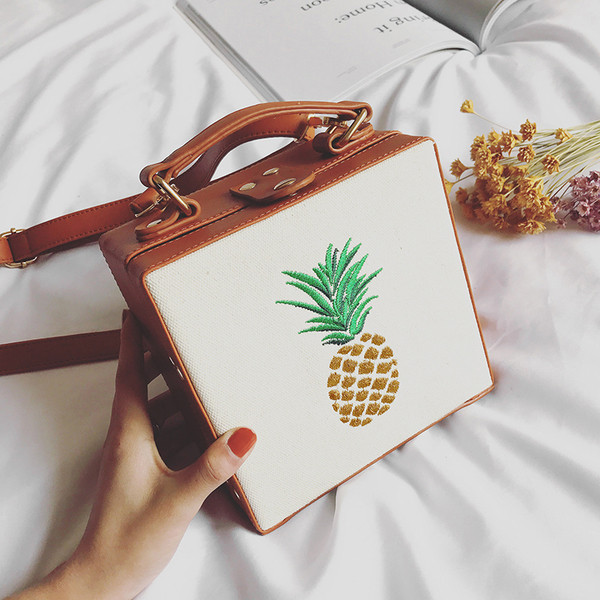 Ένα μεγάλο τύπου χαρτοφύλακα δερμάτινη τσάντα με κέντημα ανανά