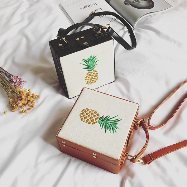 Ένα μεγάλο τύπου χαρτοφύλακα δερμάτινη τσάντα με κέντημα ανανά