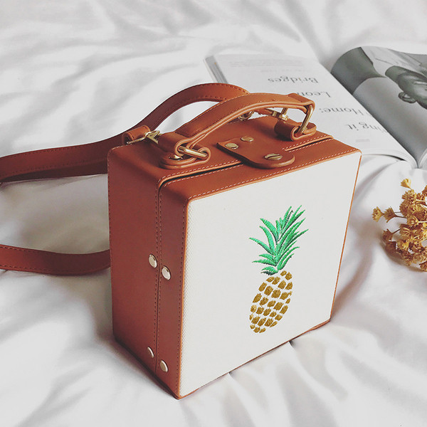 Ένα μεγάλο τύπου χαρτοφύλακα δερμάτινη τσάντα με κέντημα ανανά