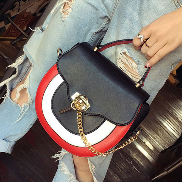 Стилно дамско куфарче с много интересна закопчалка