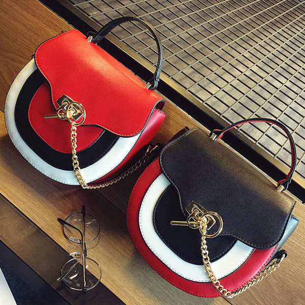 Стилно дамско куфарче с много интересна закопчалка