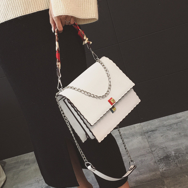 Γυναικείες τσάντες σε λευκό και μαύρο χρώμα