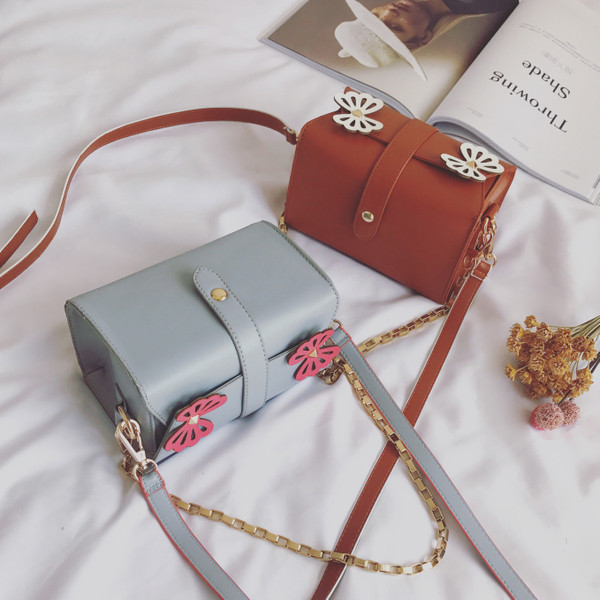 καθημερινή μίνι χαρτοφύλακα Οι γυναίκες με μακριά λαβή και πεταλούδες